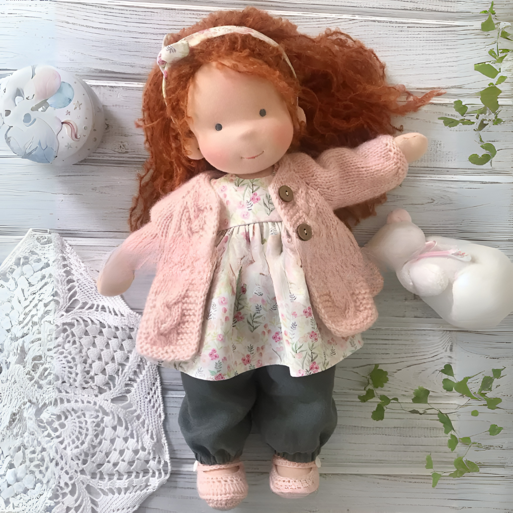 Romy | Boneca Waldorf Artesanal | Algodão e Lã Natural | Bebés e Crianças