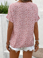 Blusa feminina floral com botões corte fluido e estampa delicada