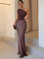 Vestido Longo Acetinado Decote Diagonal Ombro Único | Elegância Sofisticada