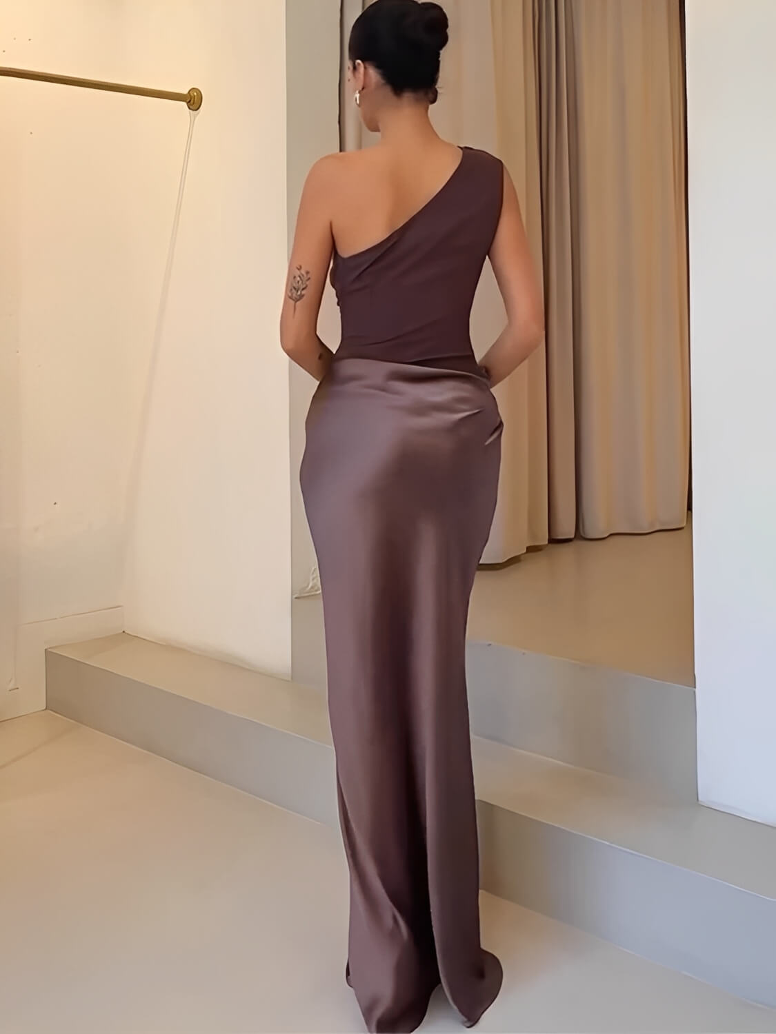 Vestido Longo Acetinado Decote Diagonal Ombro Único | Elegância Sofisticada