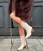 Botas Cowboy Beige | Conforto Médio, Camurça Vegana