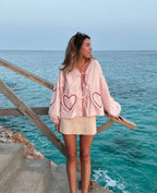 Maeve | Blusa Feminina Xadrez Romântica com Laço e Coração