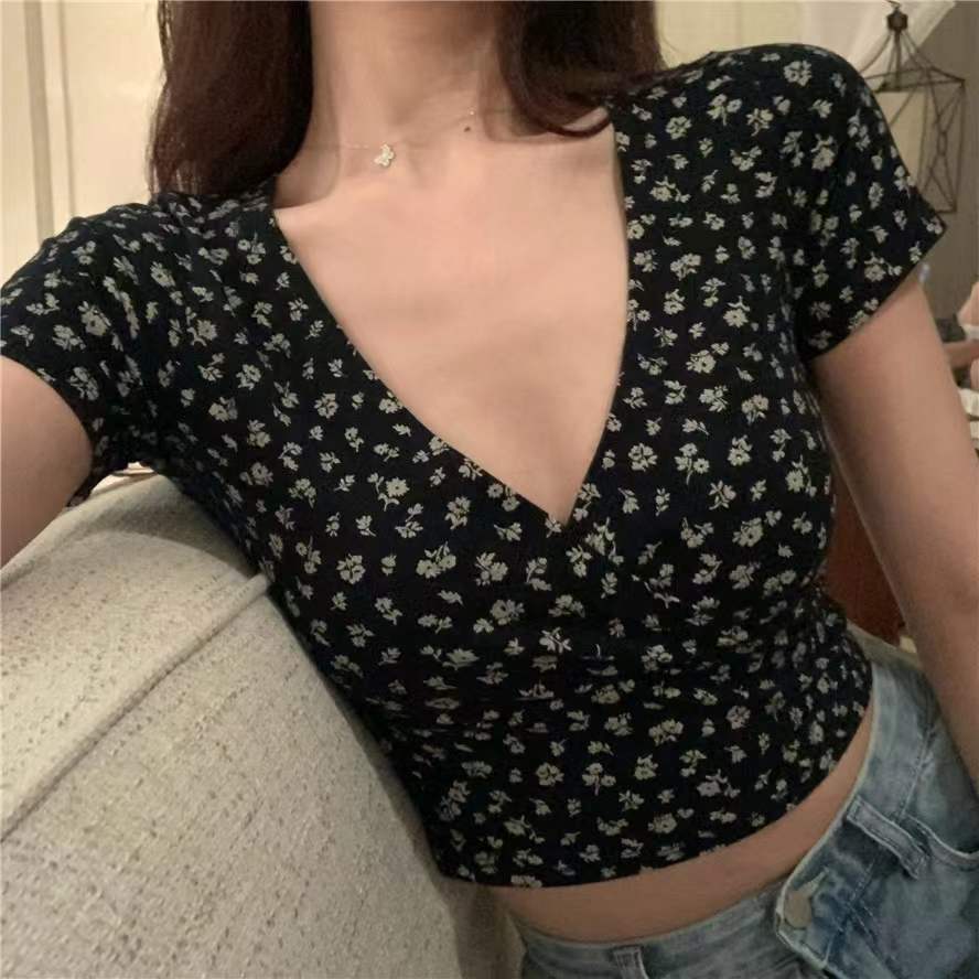 Blusa Cropped Floral | Gola V, Manga Curta | Verão 2025