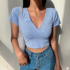 Blusa Cropped Floral | Gola V, Manga Curta | Verão 2025