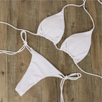 Biquíni feminino microperfurado para um bronzeado uniforme