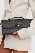 Tindra | Bolsa Clutch Baguette Feminina Nó Dourado