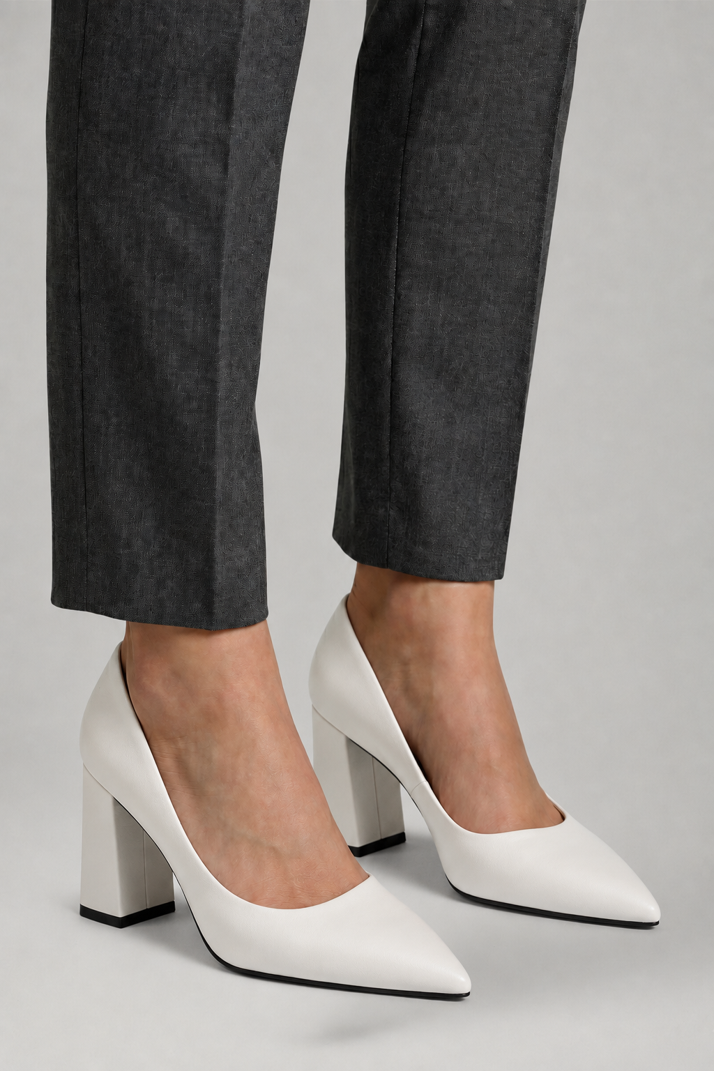 Gigi | Mulher Scarpin Couro Bico Fino Salto Bloco