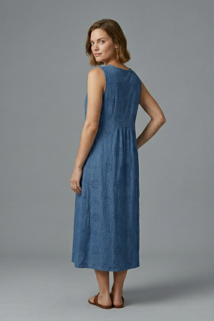 Vestido midi feminino gola redonda sem mangas com superfície texturizada e bolsos laterais