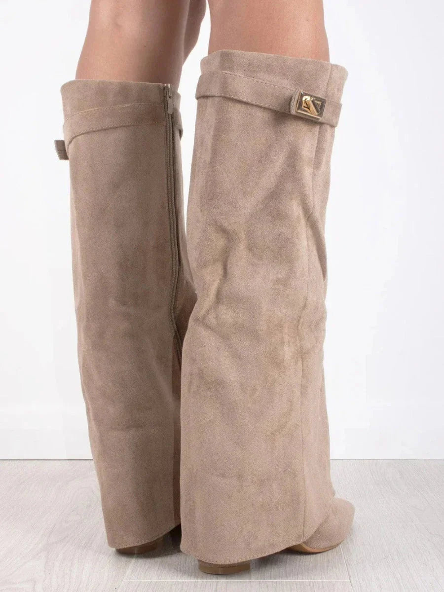 Botas Altas Femininas | Detalhe com Abas e Cinto | Camurça
