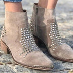 Botins com Tachas | Tacão Largo e Biqueira Fina | Castanho