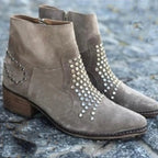 Botins com Tachas | Tacão Largo e Biqueira Fina | Castanho