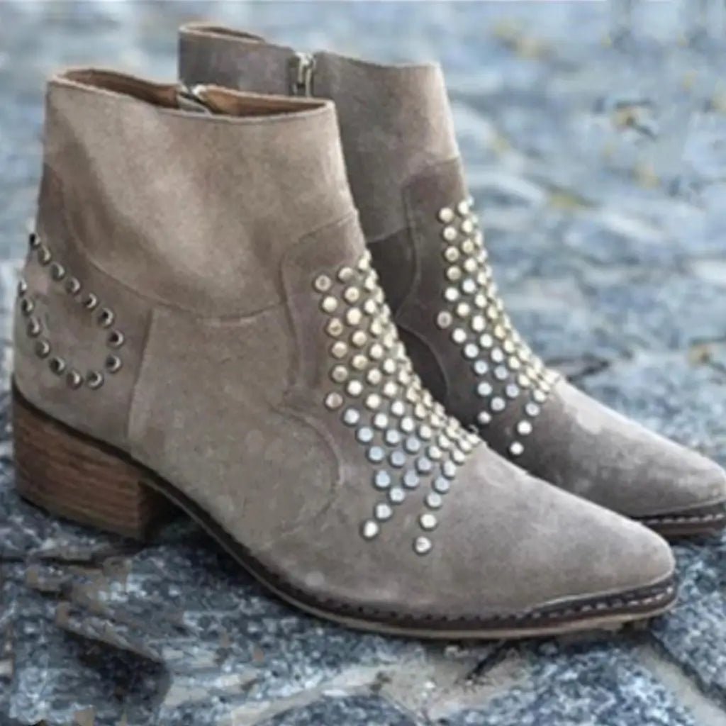 Botins com Tachas | Tacão Largo e Biqueira Fina | Castanho
