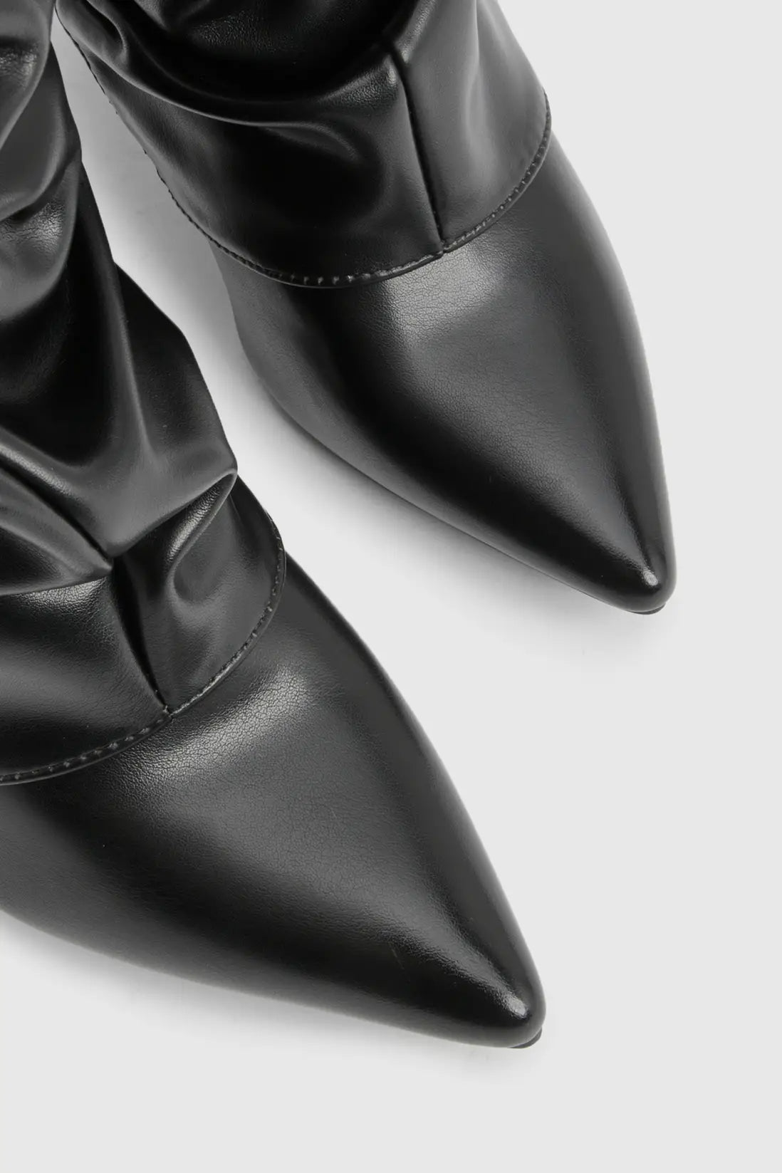 Botas Slouch Femininas | Bico Pontiagudo e Salto Baixo