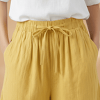 Shorts feminino algodão relaxed fit com cós elástico e cordão regulável