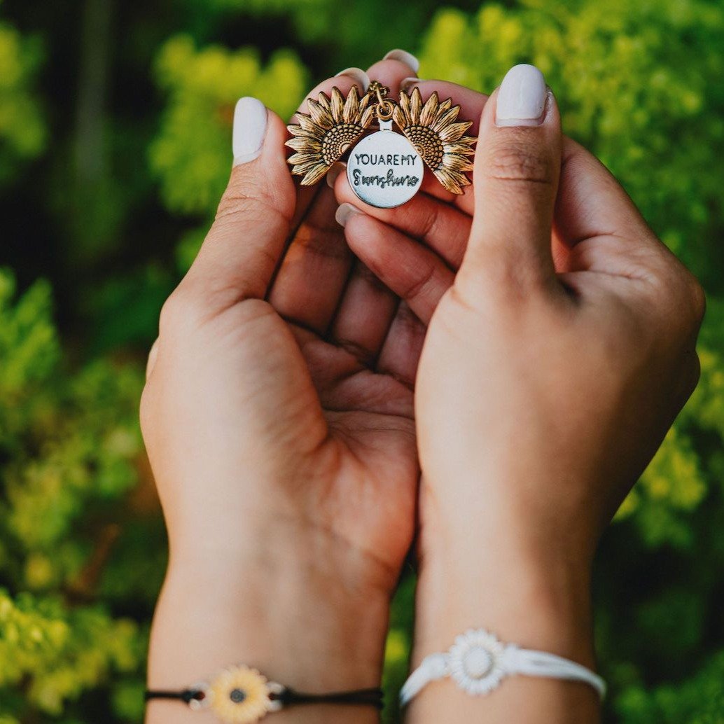 Colar Feminino | Sol, Pingente Delicado, Banhado a Ouro | Elsa